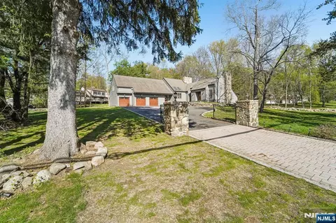 11 Carlough Rd, Saddle River, NJ 07458