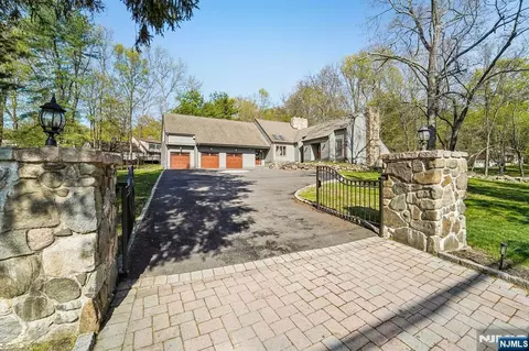 11 Carlough Rd, Saddle River, NJ 07458