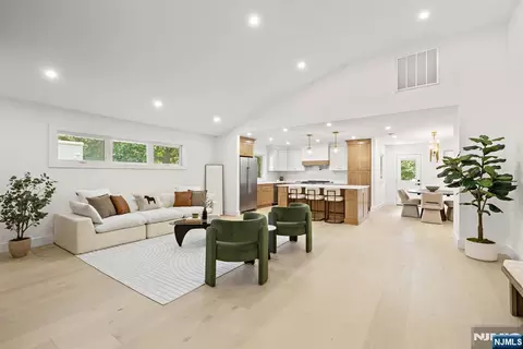 14 Chestnut Ave, Closter, NJ 07624