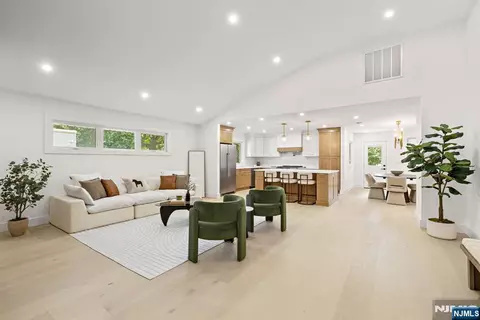 14 Chestnut Ave, Closter, NJ 07624