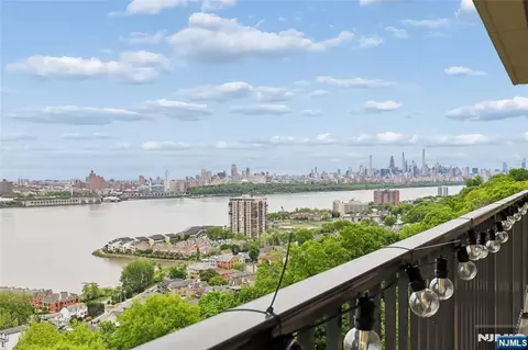 3 Horizon Rd #821, Fort Lee, NJ 07024
