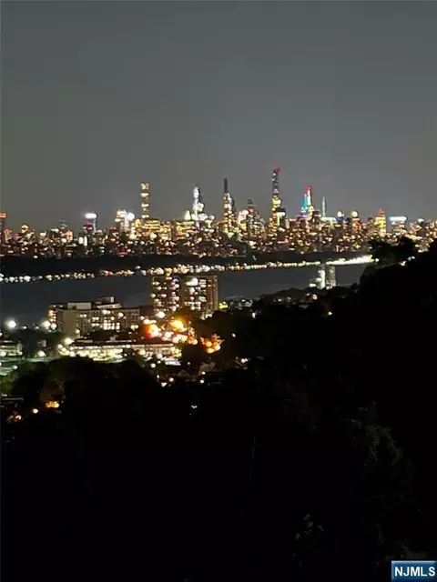 3 Horizon Rd #821, Fort Lee, NJ 07024