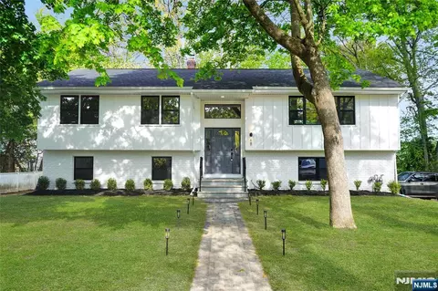 68 5th St, Cresskill, NJ 07626