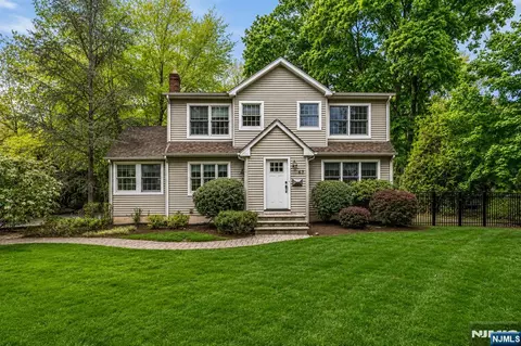 63 Park Ave, Wyckoff, NJ 07481
