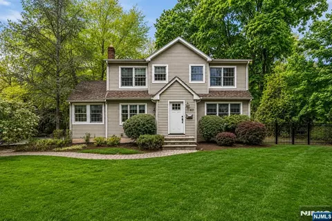 63 Park Ave, Wyckoff, NJ 07481