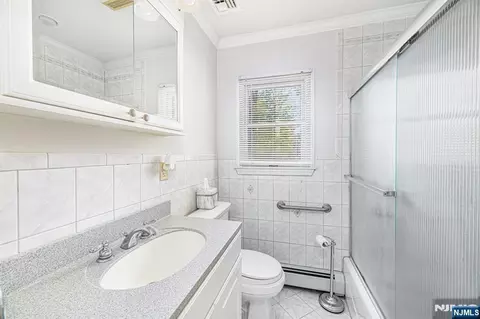 Bath - 225 Linden Rd, Wayne, NJ 07470 photo 2 of 2