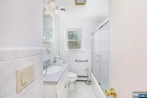 Bath - 225 Linden Rd, Wayne, NJ 07470 photo 1 of 2
