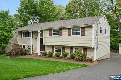 60 Edgemere Rd, Livingston, NJ 07039