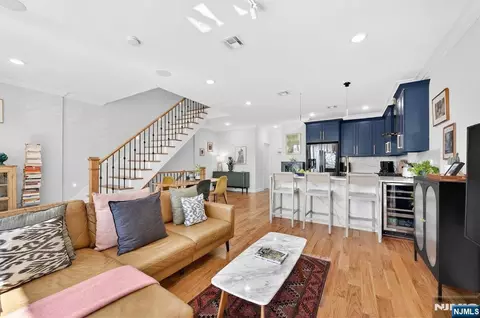 865 Summit Ave #2, Jersey City, NJ 07307