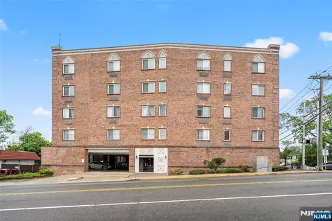 399 11th St #206, Palisades Park, NJ 07650