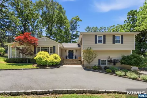 12 Wildwood Dr, North Caldwell, NJ 07006