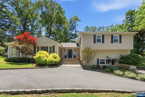 12 Wildwood Dr, North Caldwell, NJ 07006