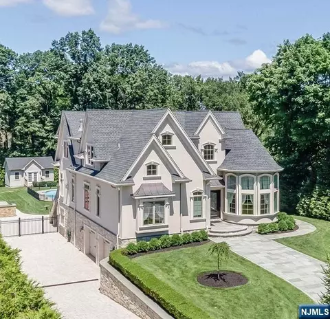 63 Grandview Ave, North Caldwell, NJ 07006