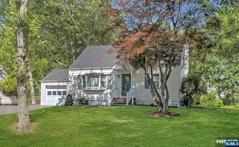 9 Park Dr, Livingston, NJ 07039
