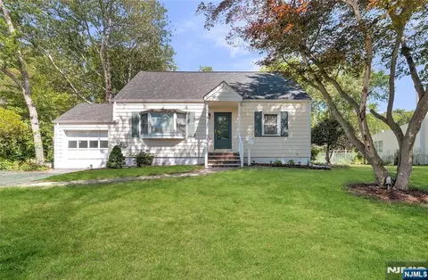 9 Park Dr, Livingston, NJ 07039