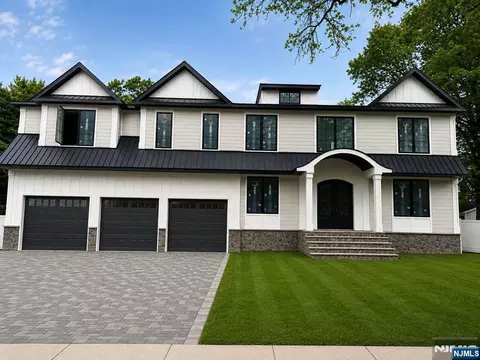 208 Wilsey Ct, Paramus, NJ 07652