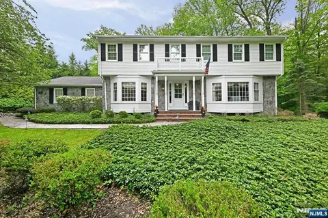 16 Knollwood Rd, Saddle River, NJ 07458
