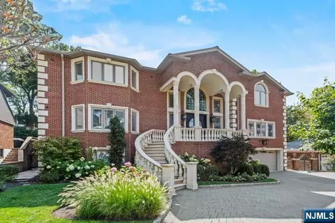 512 Winterburn Grv, Cliffside Park, NJ 07010