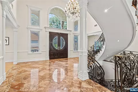 512 Winterburn Grv, Cliffside Park, NJ 07010