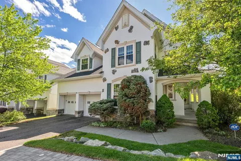 17 Crooked Hl, Oakland, NJ 07436