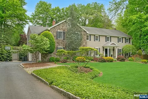 48 Hopper Farm Rd, Saddle River, NJ 07458