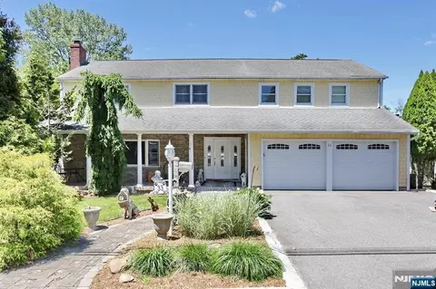 33 Randolph St, Park Ridge, NJ 07656