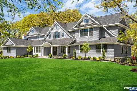 330 Hartshorn Dr, Millburn, NJ 07078