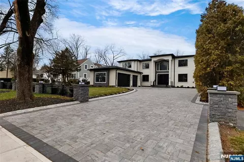 311 Farview Ave, Paramus, NJ 07652