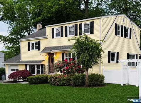 8 Pershing St, Emerson, NJ 07630