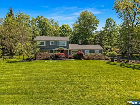 248 Wayfair Cir, Franklin Lakes, NJ 07417