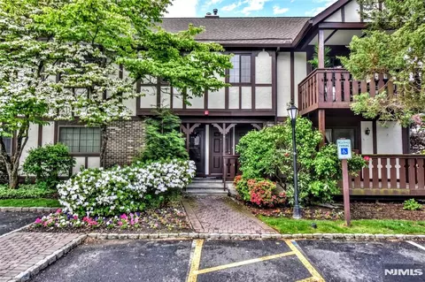 1804 Faulkner Ct, Mahwah, NJ 07430