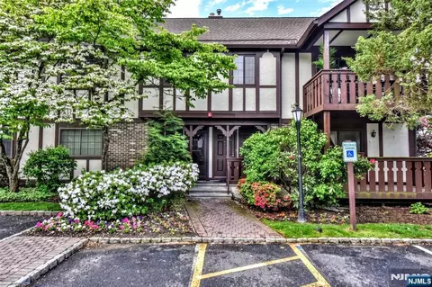1804 Faulkner Ct, Mahwah, NJ 07430