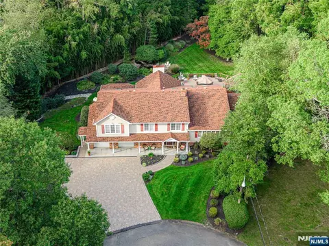 65 Arcadia Ct, Harrington Park, NJ 07640