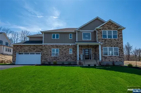 7 Emerald Dr, Hamburg, NJ 07419