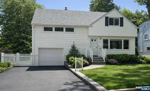 917 E Lawn Dr, Teaneck, NJ 07666