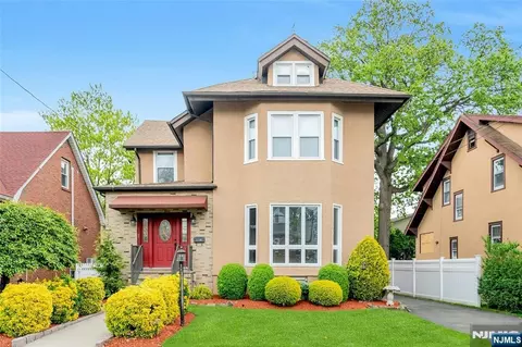 1130 Edgewood Ln, Fort Lee, NJ 07024