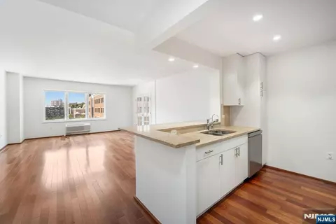 2305 City Pl, Edgewater, NJ 07020