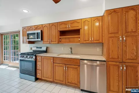 Kitchen - 98 Vassar Dr, Paramus, NJ 07652 photo 3 of 4