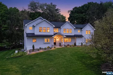 17 Grandview Ave, Saddle River, NJ 07458