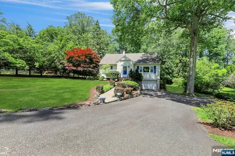 522 Helena Ave, Wyckoff, NJ 07481