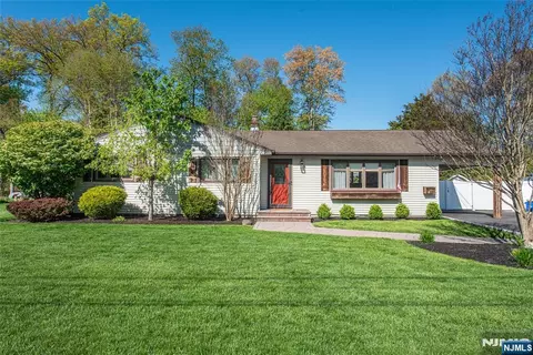 18 Evergreen Dr, Lincoln Park, NJ 07035