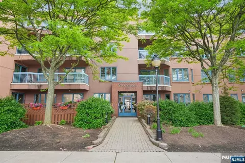 303 Stockton Ct #S303, Edgewater, NJ 07020