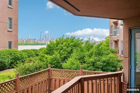 303 Stockton Ct, Edgewater, NJ 07020