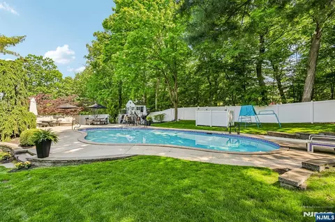 79 Sheffield St, Oakland, NJ 07436