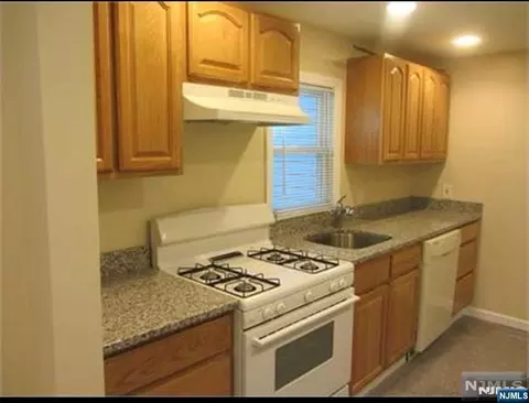 421 Riverside Dr, Wayne, NJ 07470 photo 2