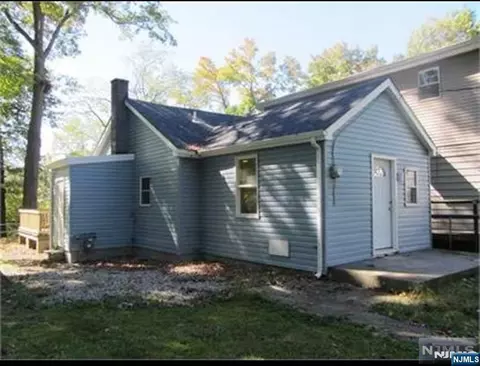 421 Riverside Dr, Wayne, NJ 07470