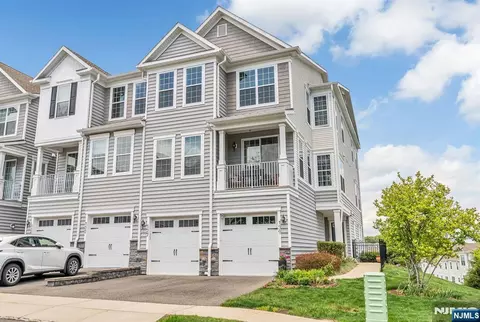 137 Aspen Dr, Cedar Grove, NJ 07009