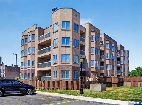 502 Livingston Ct #N502, Edgewater, NJ 07020