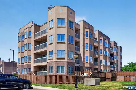 502 Livingston Ct #N502, Edgewater, NJ 07020