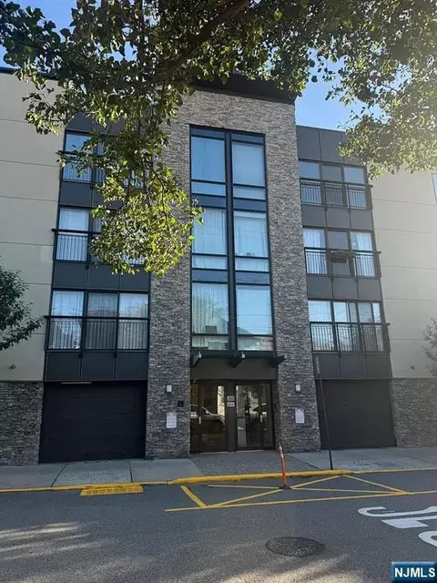 125 70th St #4D, Guttenberg, NJ 07093